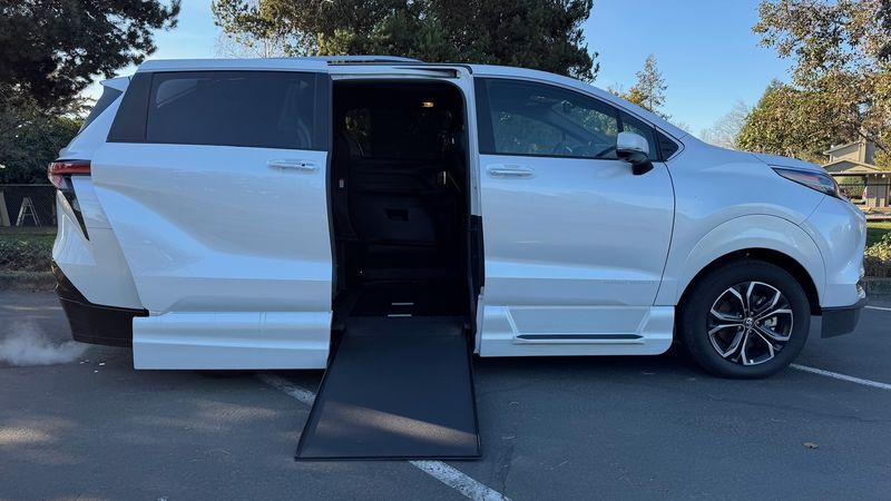 Used 2025 Toyota Sienna.  ConversionVMI Toyota Sienna Hybrid - AWD