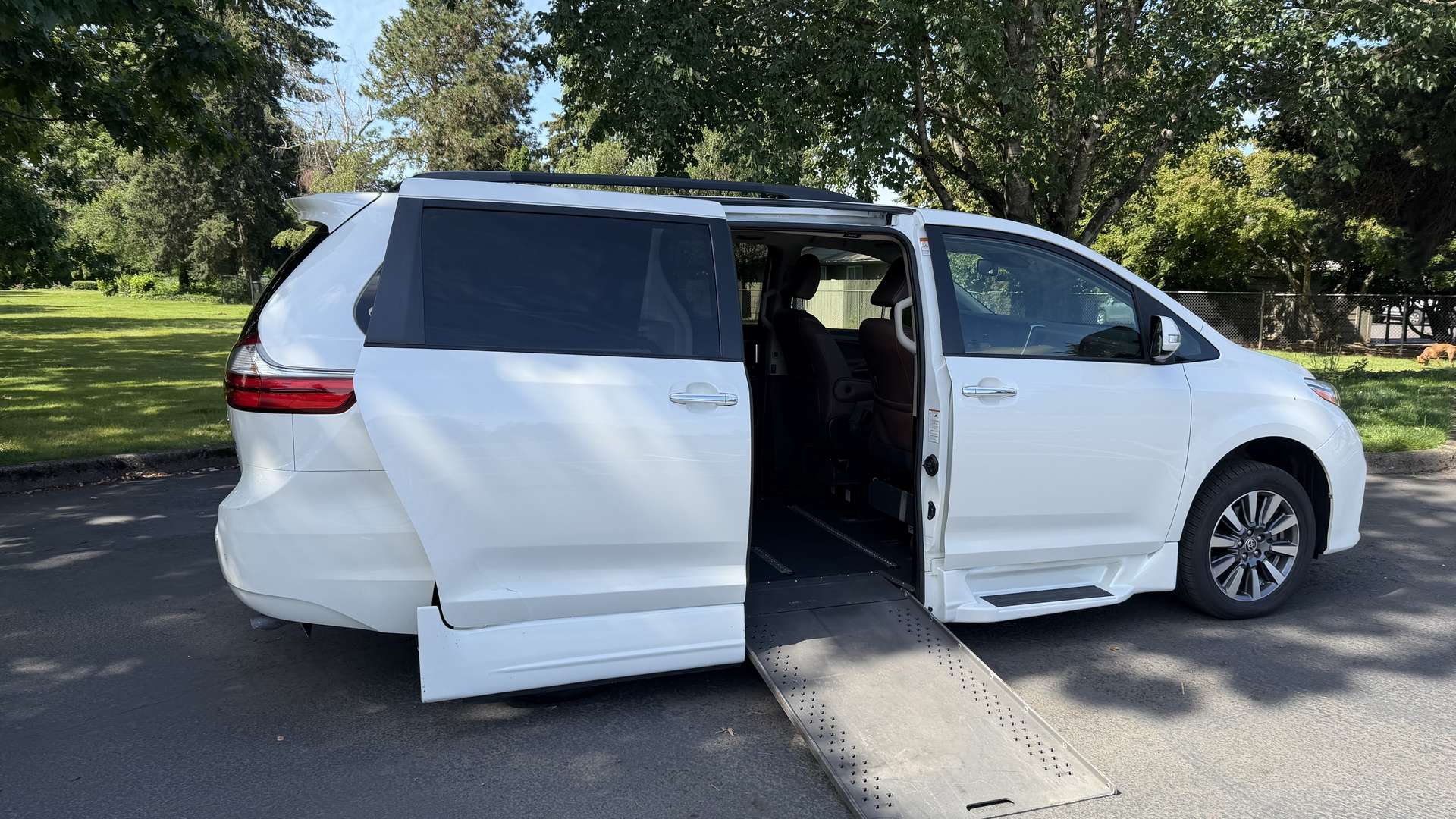 2020 Toyota Sienna | Conversion: Rollx Vans Rollx In Floor Honda
