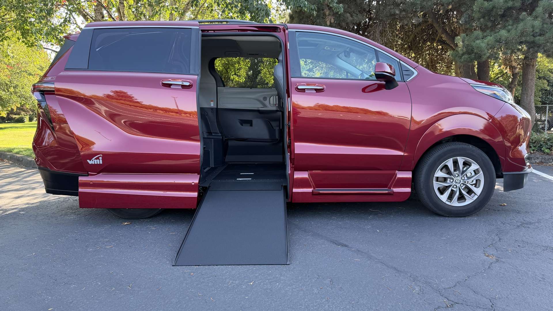 2023 Toyota Sienna | Conversion: VMI Toyota Sienna Hybrid - AWD