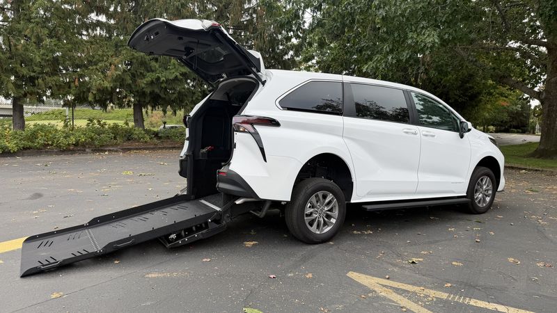 New 2026 Toyota Sienna.  ConversionVMI Toyota Sienna Hybrid - Rear Entry - FWD